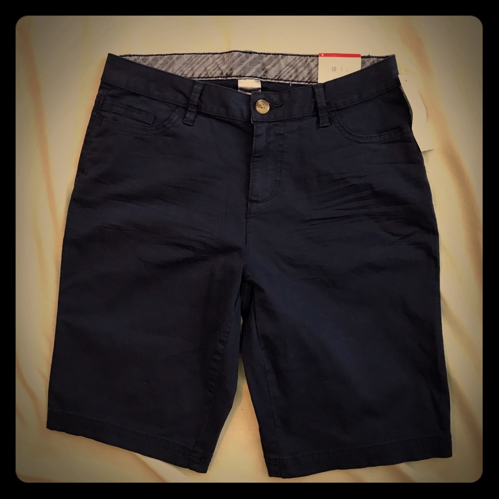 BNWT! CUTE WOMENS NAVY BERMUDA SHORTS!! SZ. 4 💖😍